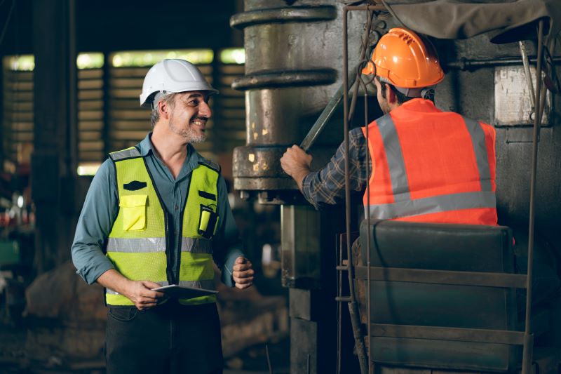 O exame de mudança de função é fundamental para preservar a saúde do trabalhador. Colegas trabalhando enquanto ocupam diferentes funções na mesma empresa.