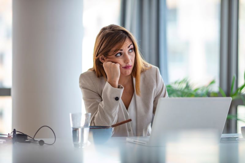 absenteísmo o que é​: mulher entediada no trabalho