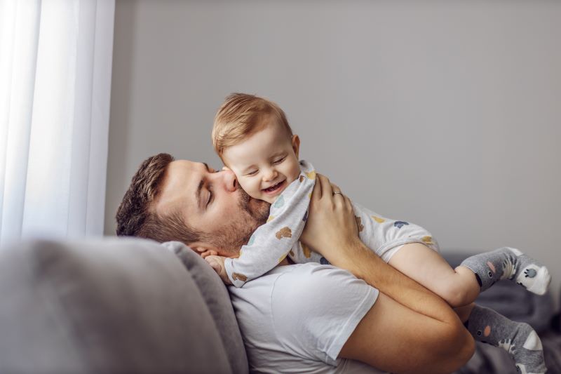 quantos dias o pai tem direito quando o filho nasce​: pai brincando com bebê