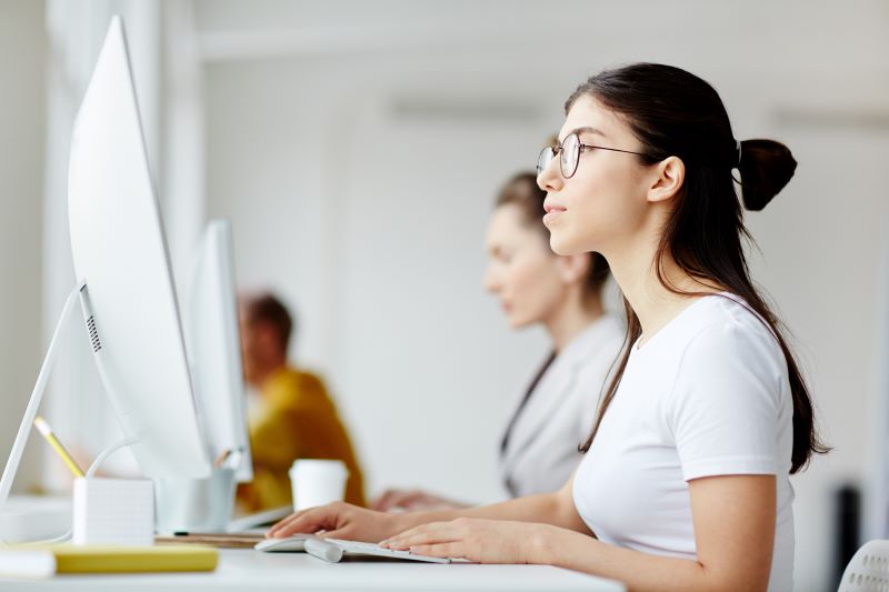 NR-17 atualizada​: mulher trabalhando no computador em escritório