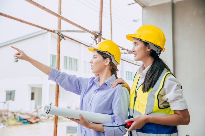 PCMAT ainda existe​: engenheiras conversam enquanto fiscalizam canteiro de obras