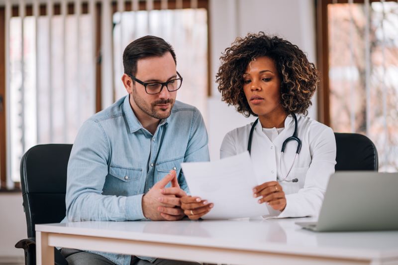 afastamento pelo INSS recebe salário integral​: médica conversando com paciente