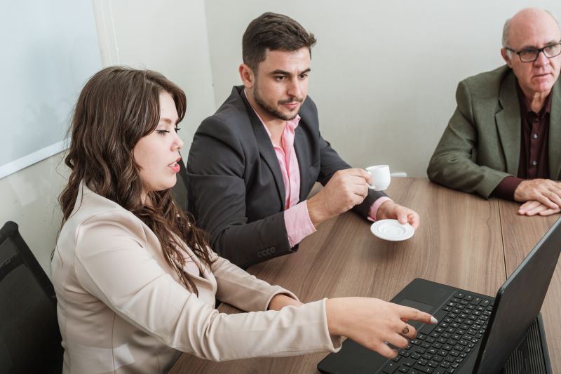 validade do PCMSO: gestores analisando informações em notebook no escritório